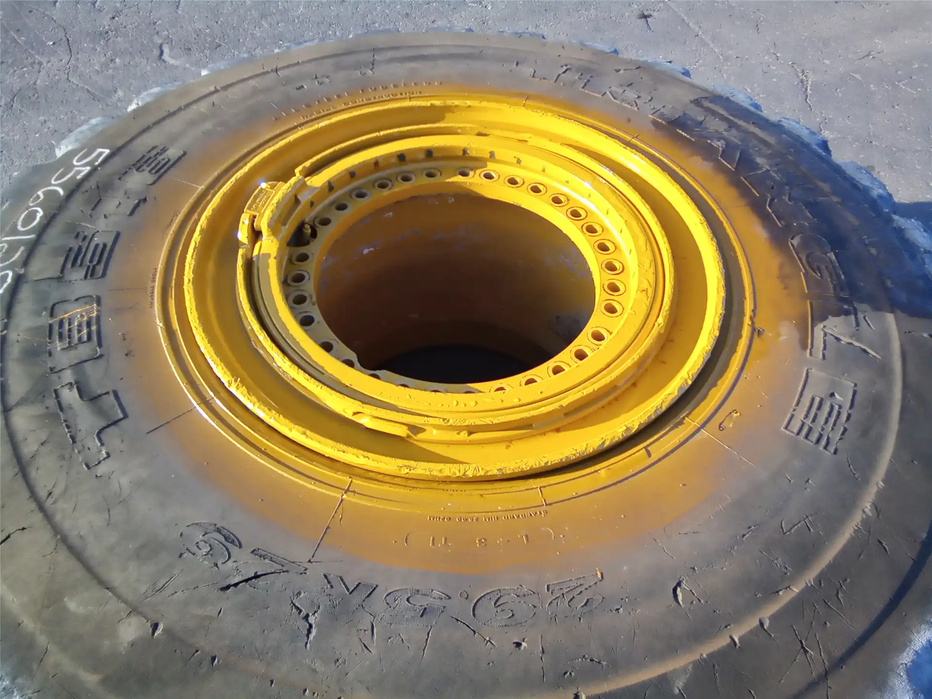 USED 29.5XR29 WHEE image 5