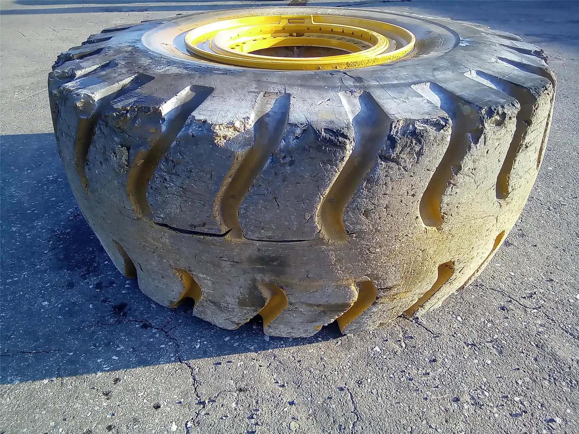 USED 29.5XR29 WHEE image 2
