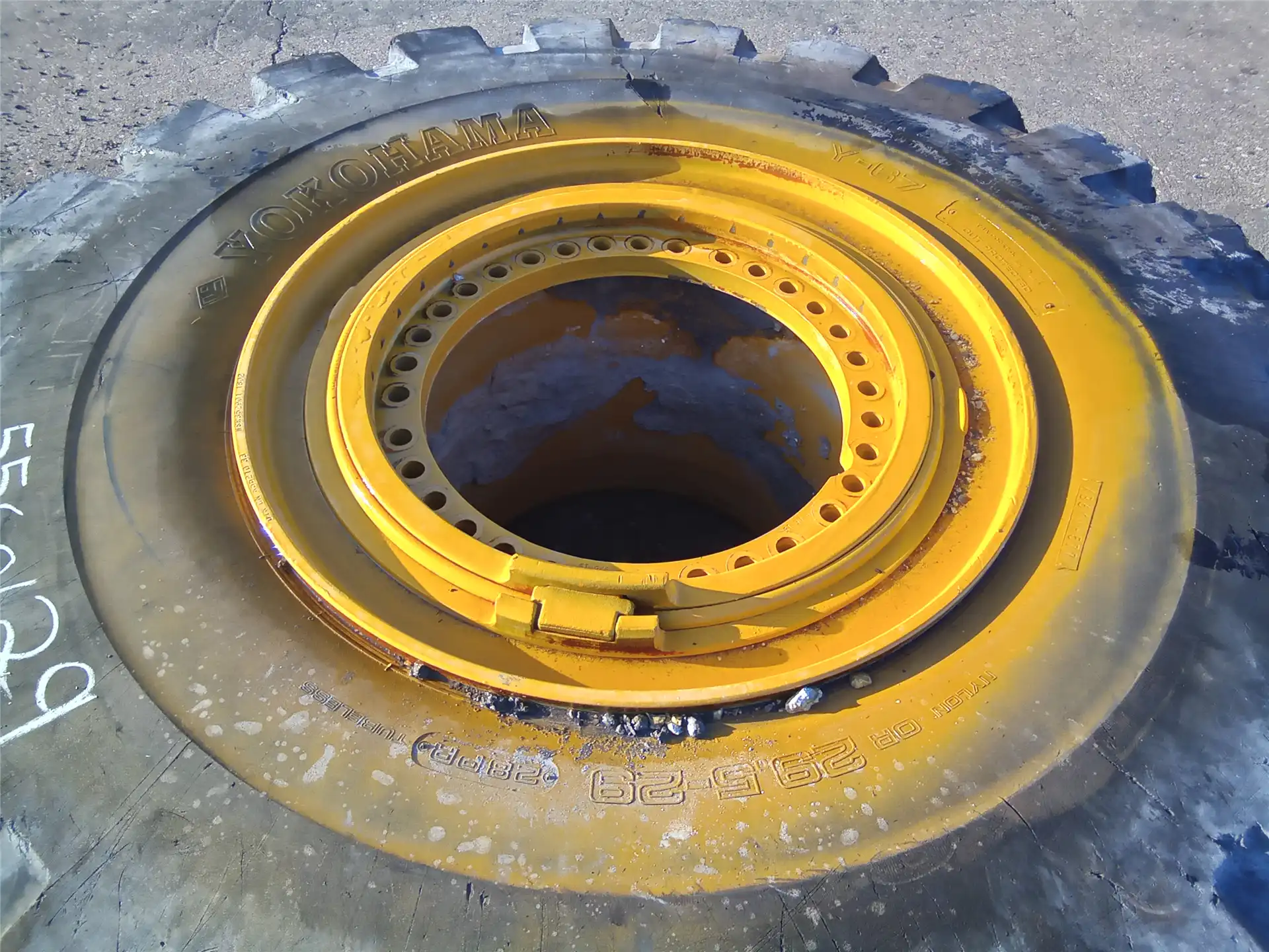 USED 29.5XR29 WHEE image 3