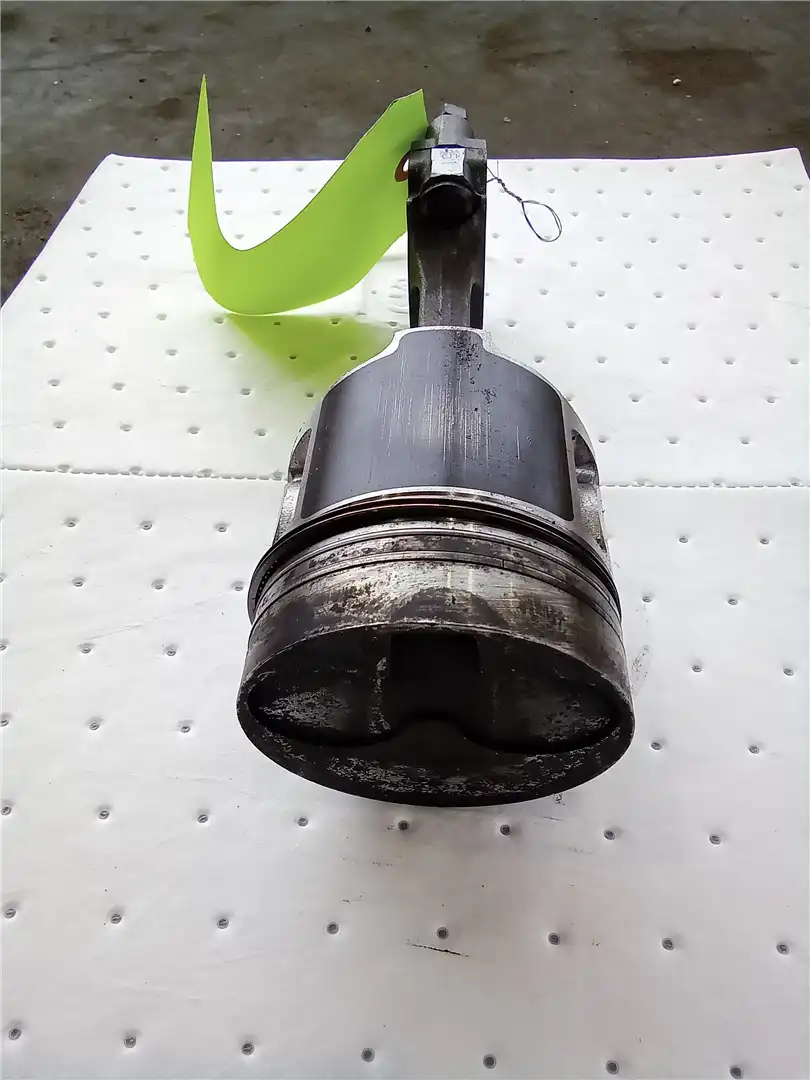 USED PISTON GP image 2