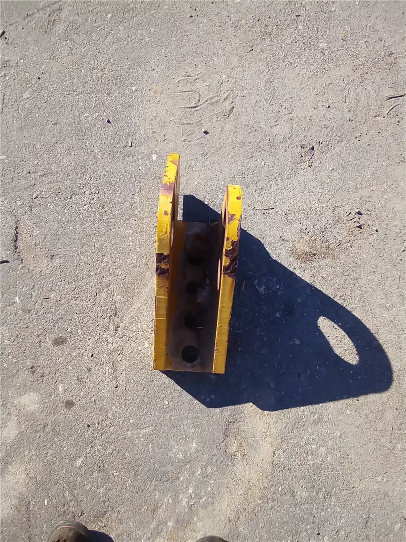 USED BRACKET LH image 2
