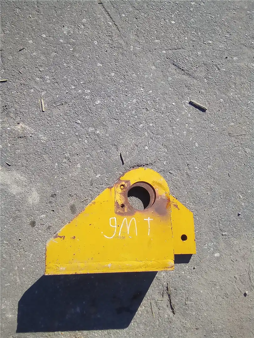 USED BRACKET LH image 3