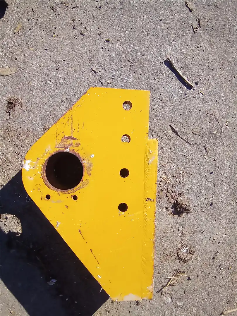 USED BRACKET RH image 3