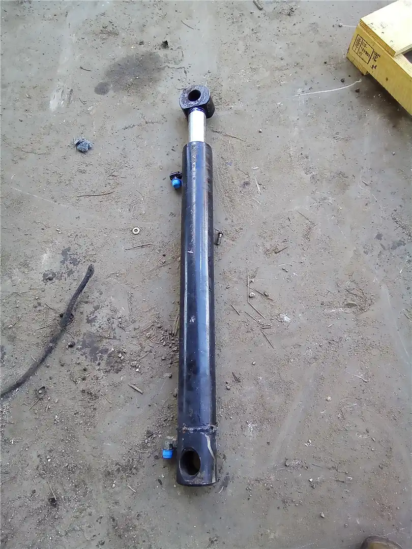 USED LIFT CYLINDER image 2