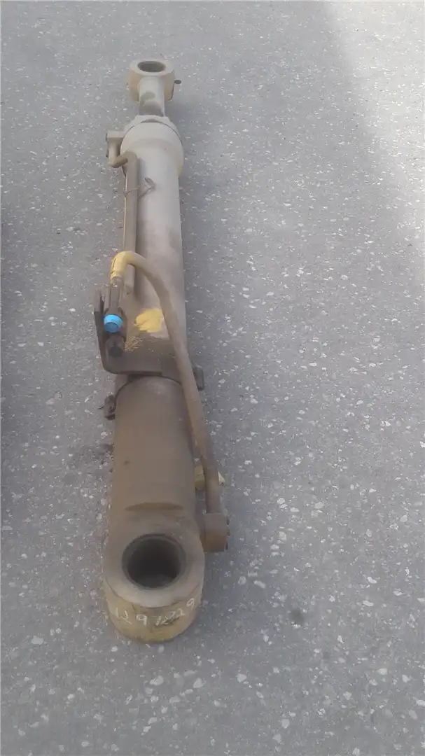 USED BOOM CYLINDER indicator image 1