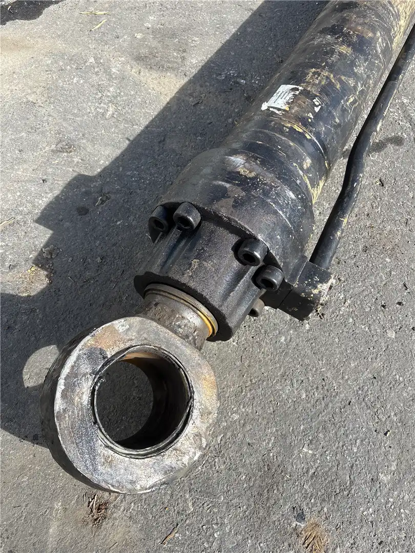 USED BUCKET CYLIND image 2