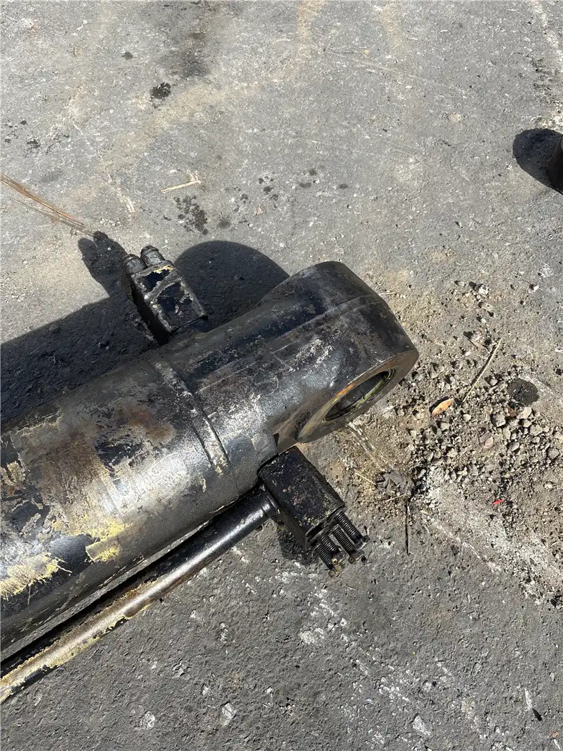 USED BUCKET CYLIND image 3
