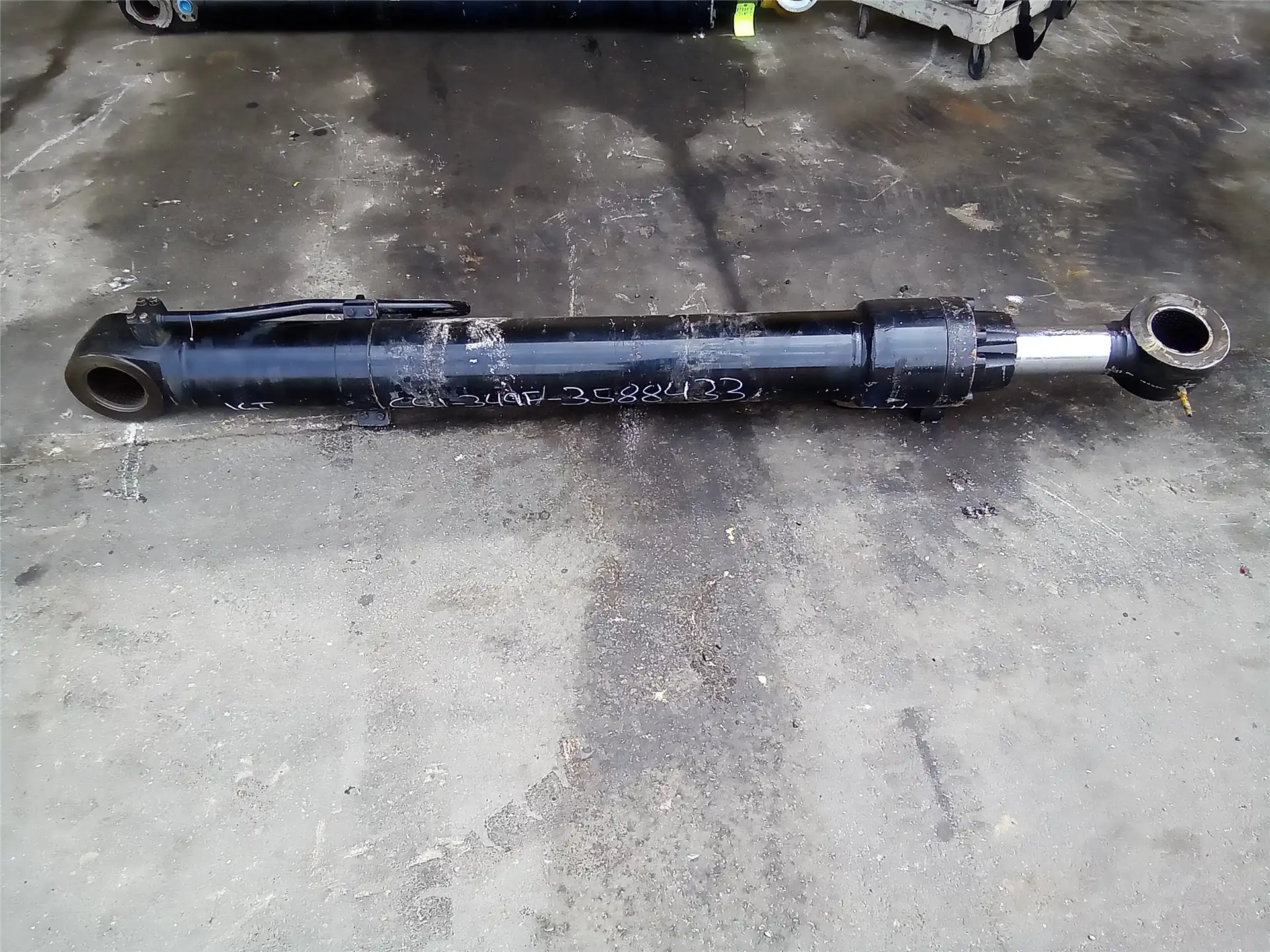 USED LH BOOM CYLIN image 4
