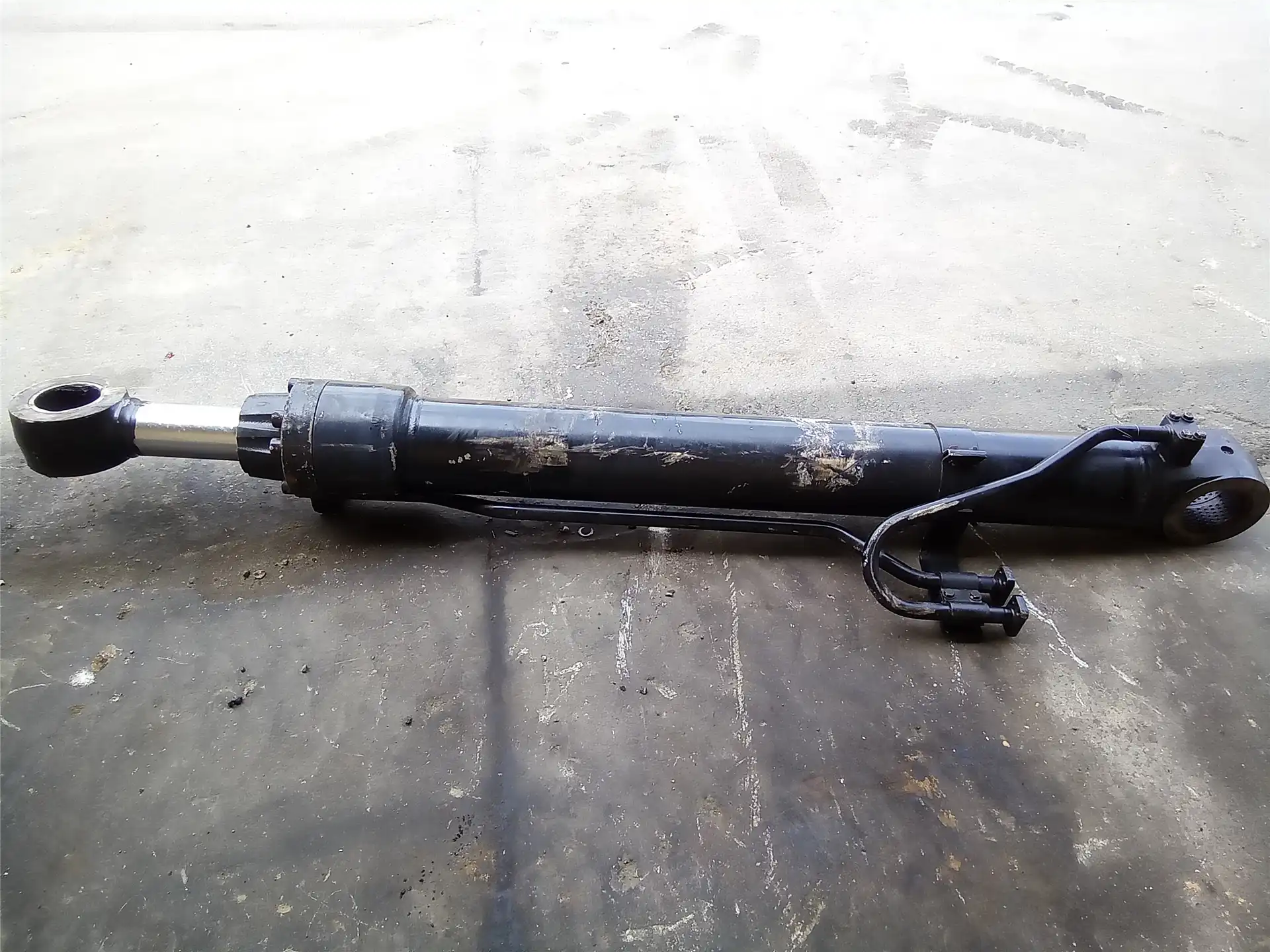 USED LH BOOM CYLIN image 2