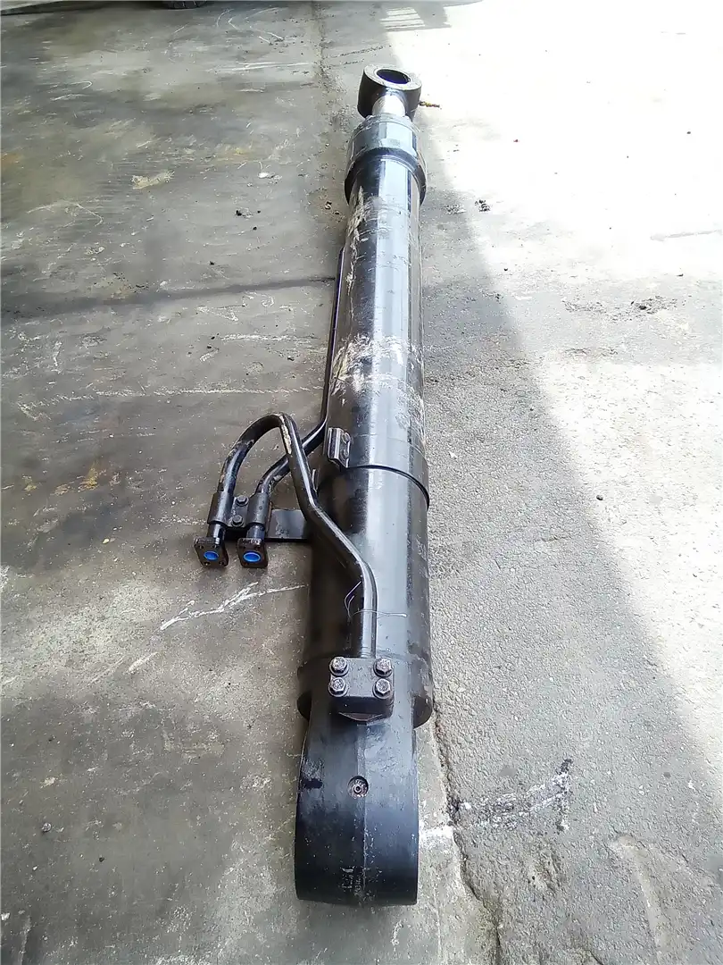 USED LH BOOM CYLIN image 3