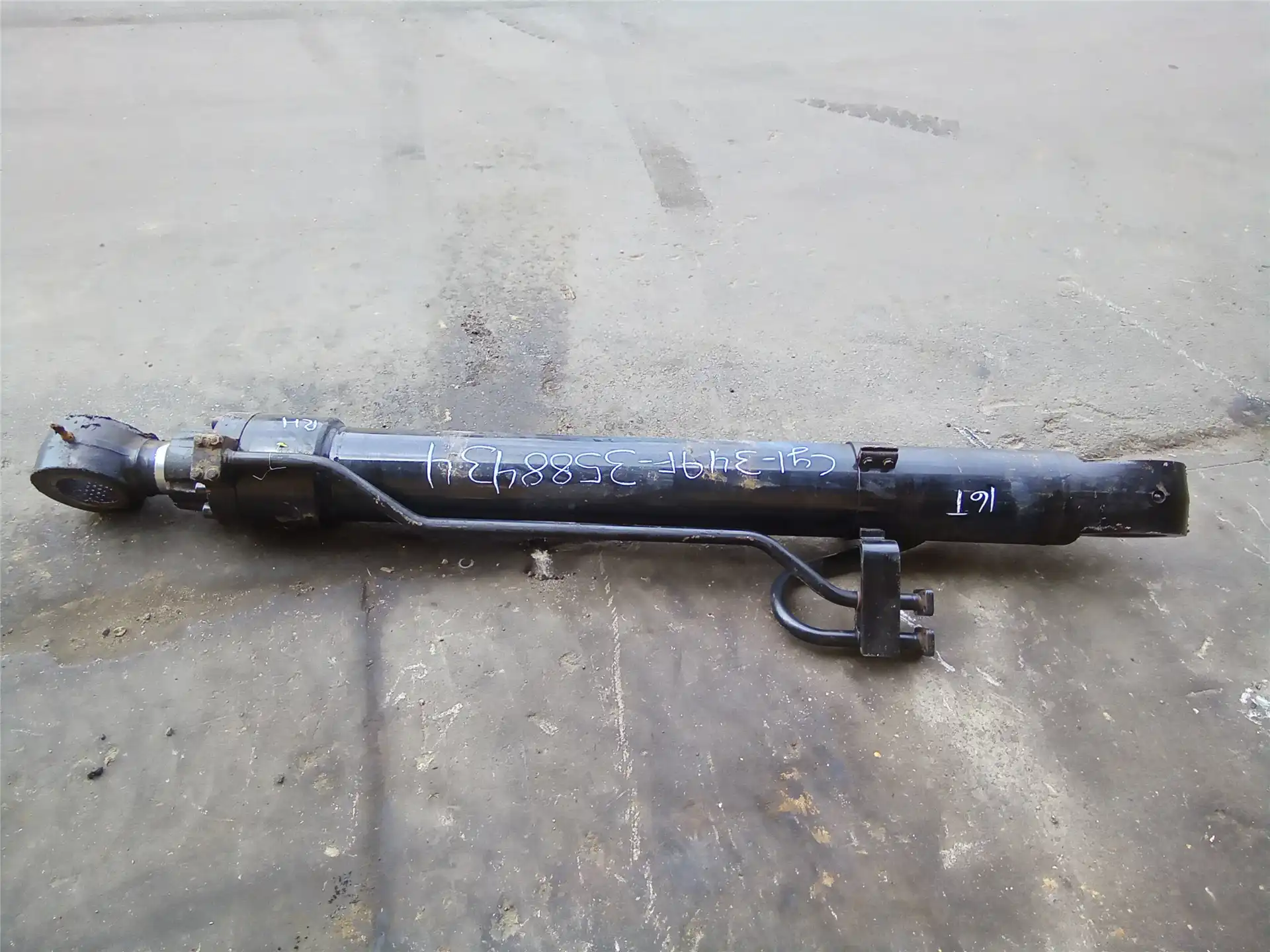 USED RH BOOM CYLIN indicator image 1