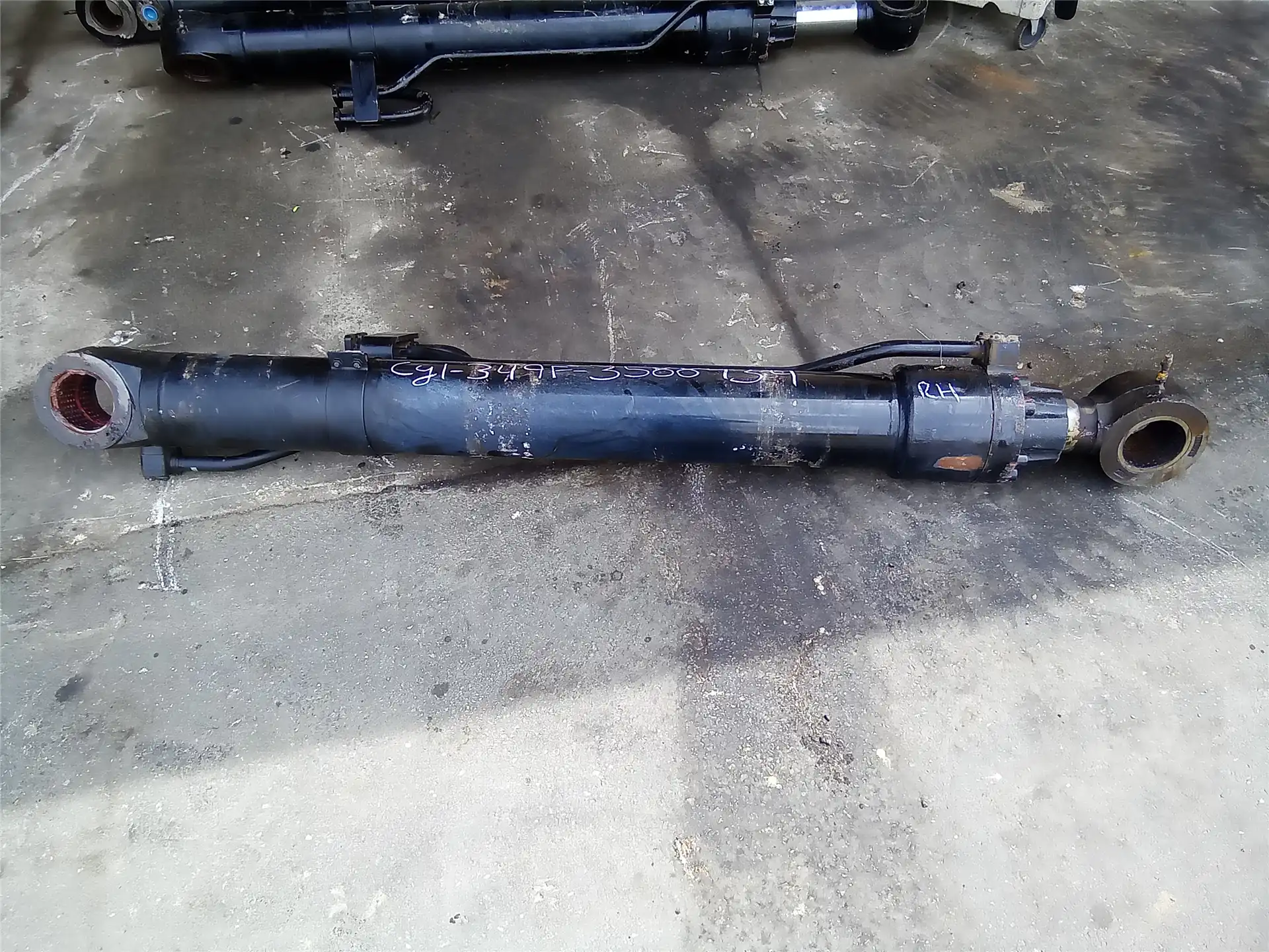 USED RH BOOM CYLIN image 3