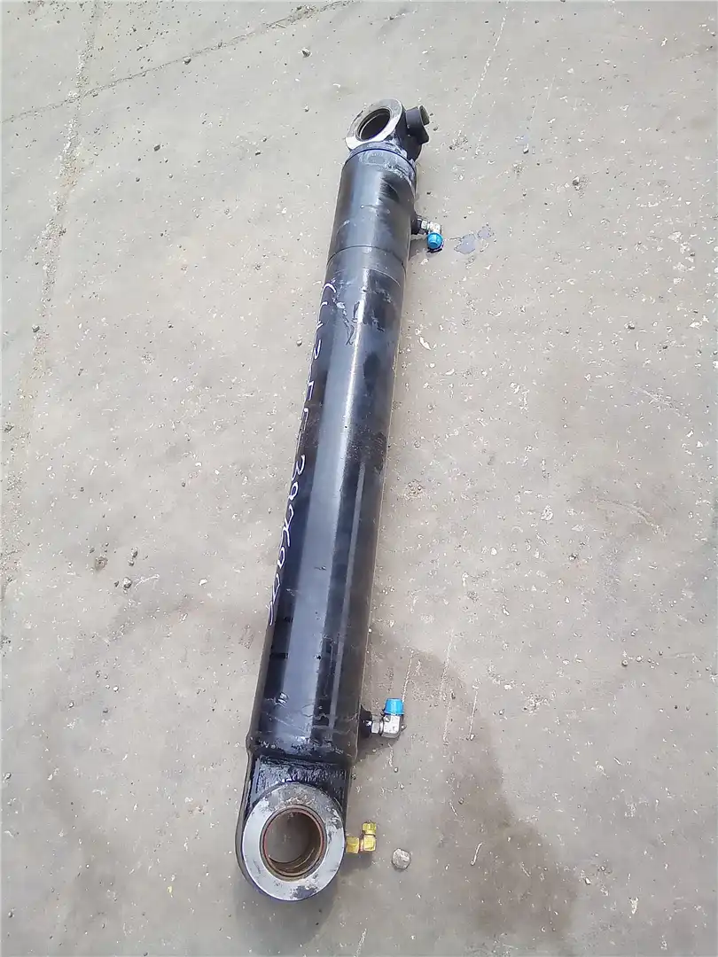 USED BOOM CYLINDER image 2