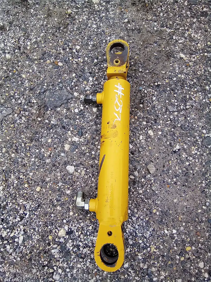 USED STEER CYLINDE image 2