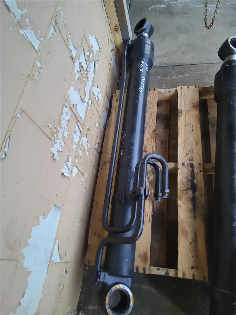 USED BOOM CYLINDER indicator image 1