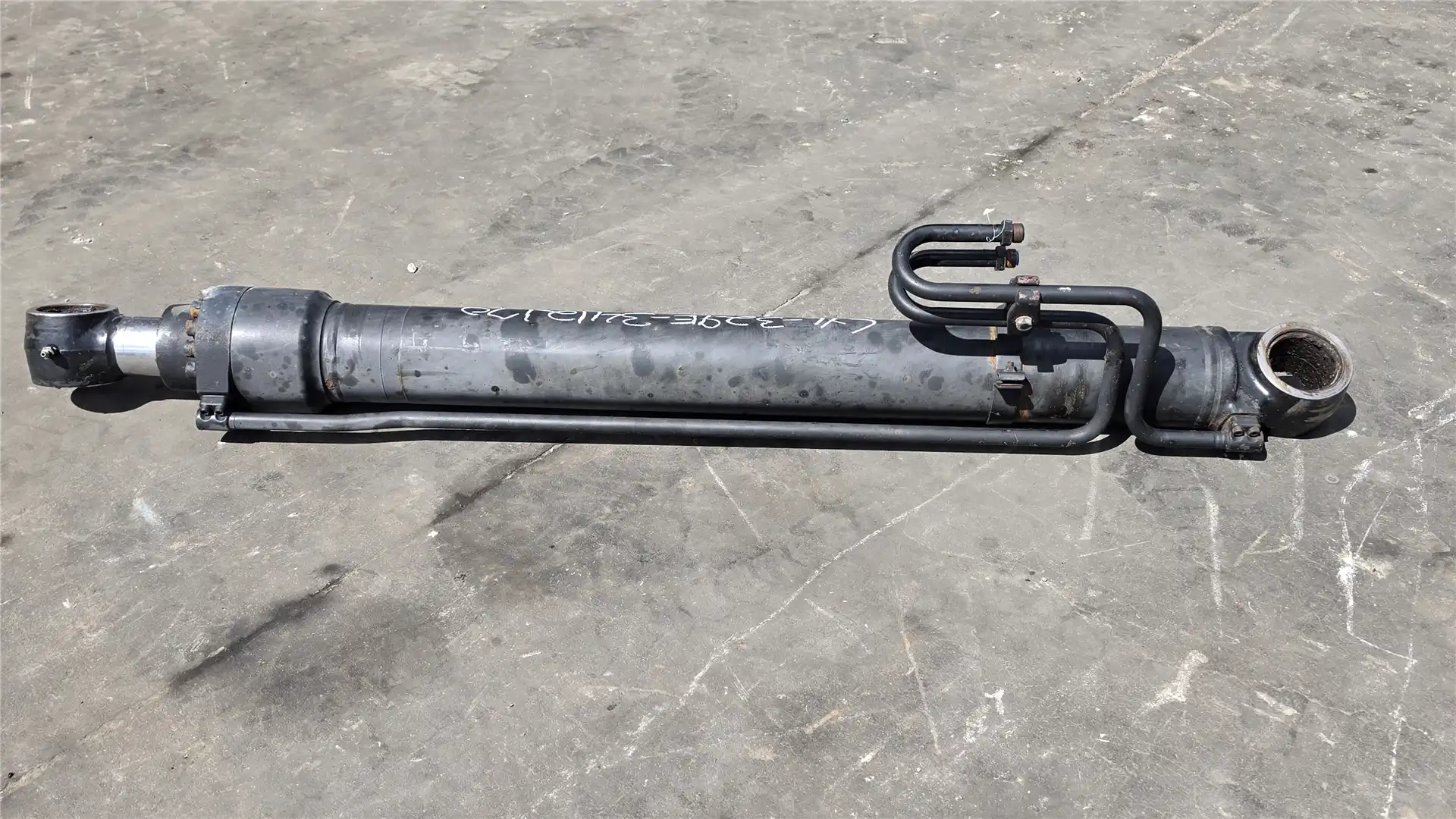 USED LH BOOM CYL image 2