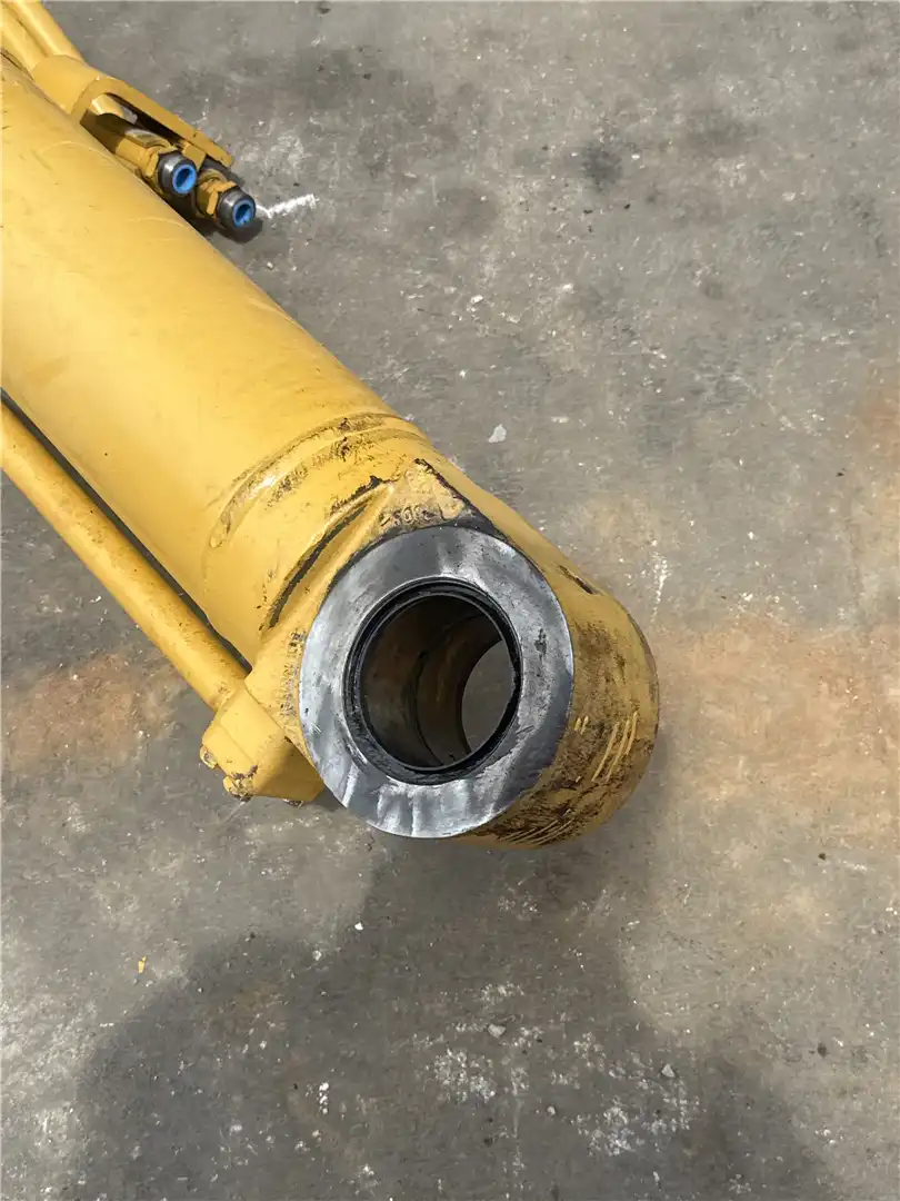 USED LH BOOM CYL image 2