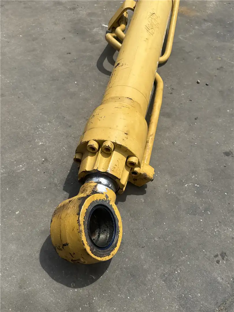 USED LH BOOM CYL image 3