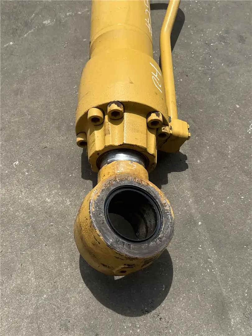 USED RH BOOM CYL image 2