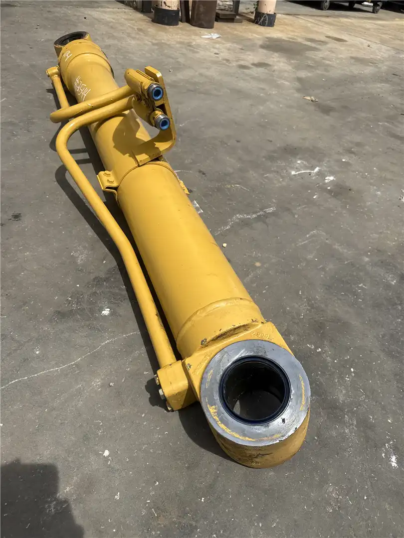 USED RH BOOM CYL image 3