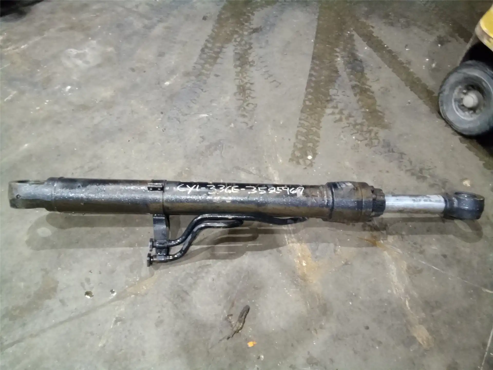 USED RH BOOM CYL image 2