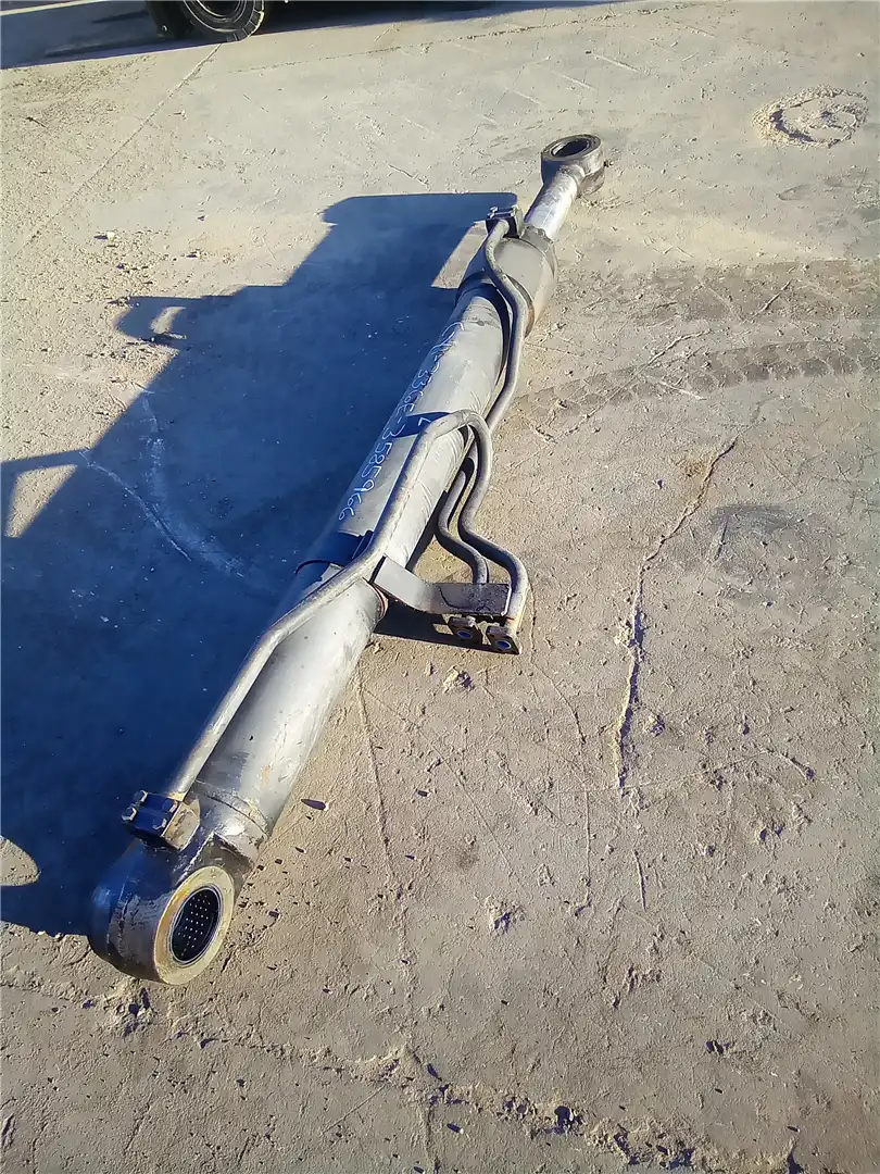 USED LH BOOM CYL image 2