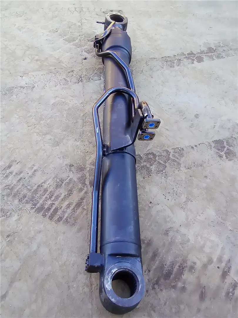 USED LH BOOM CYL indicator image 1