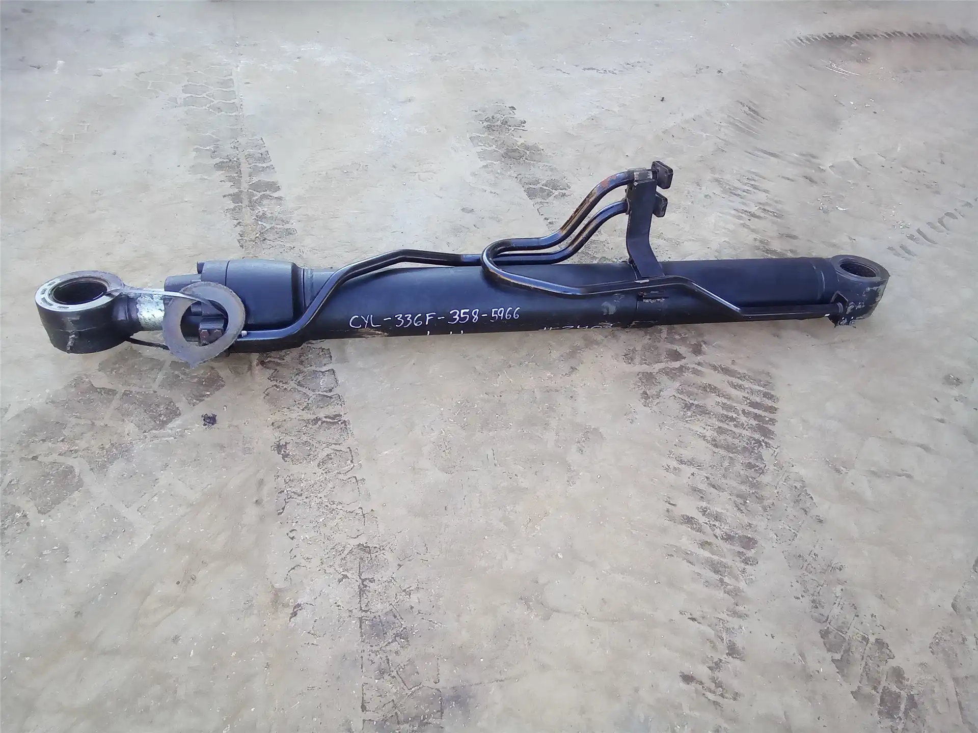USED LH BOOM CYL image 2