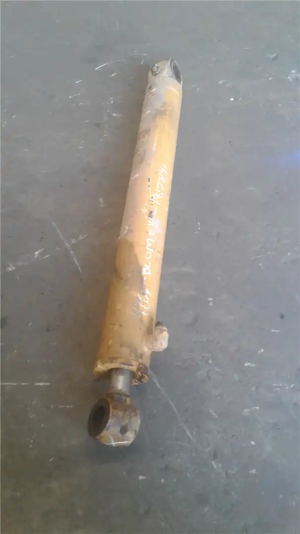 USED BOOM CYL image 2