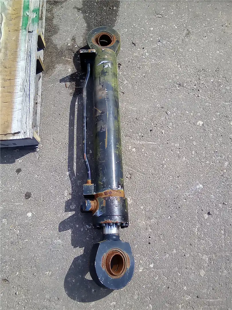 USED LIFT CYL image 2