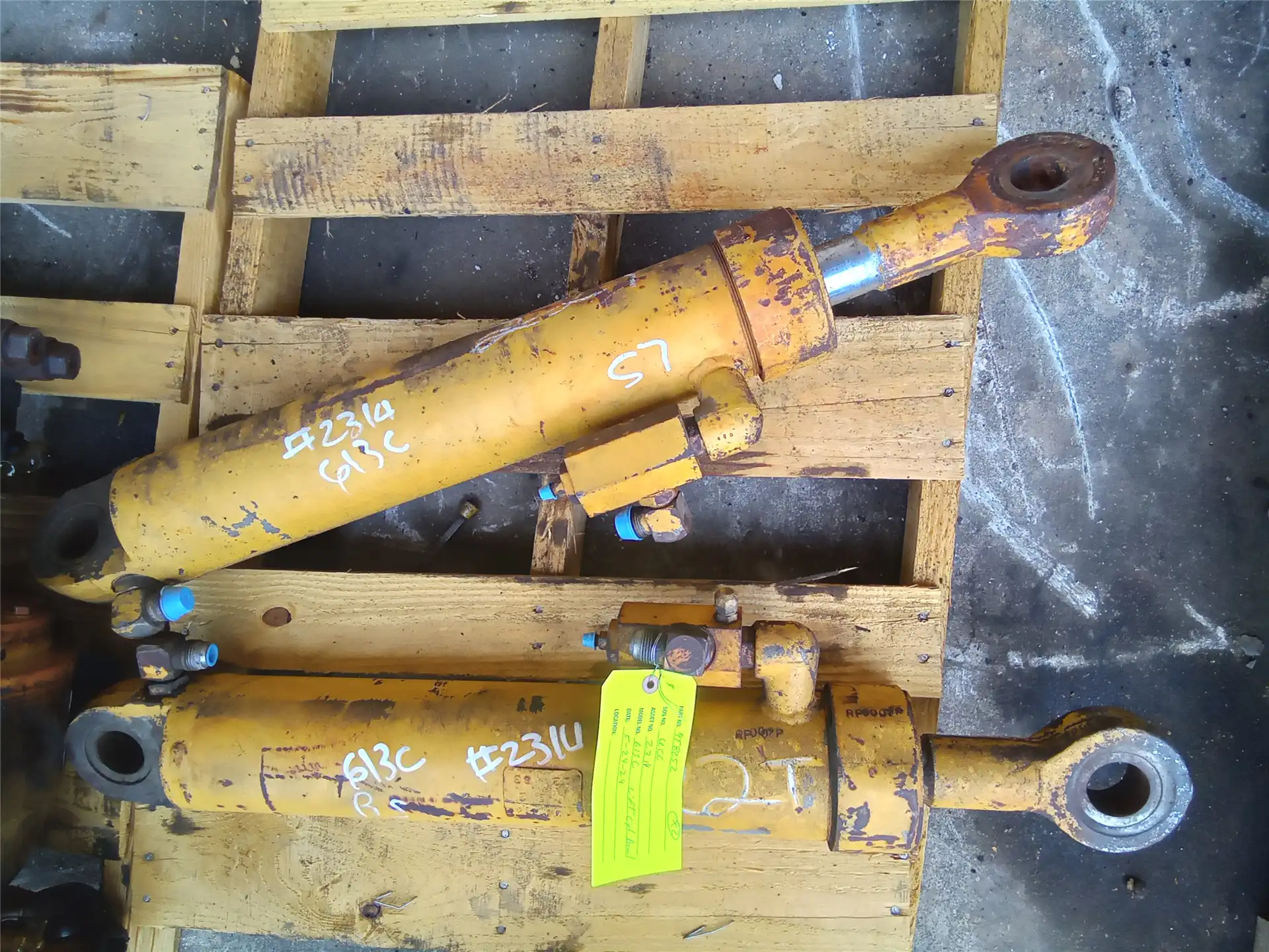 USED LIFT CYLINDER indicator image 1