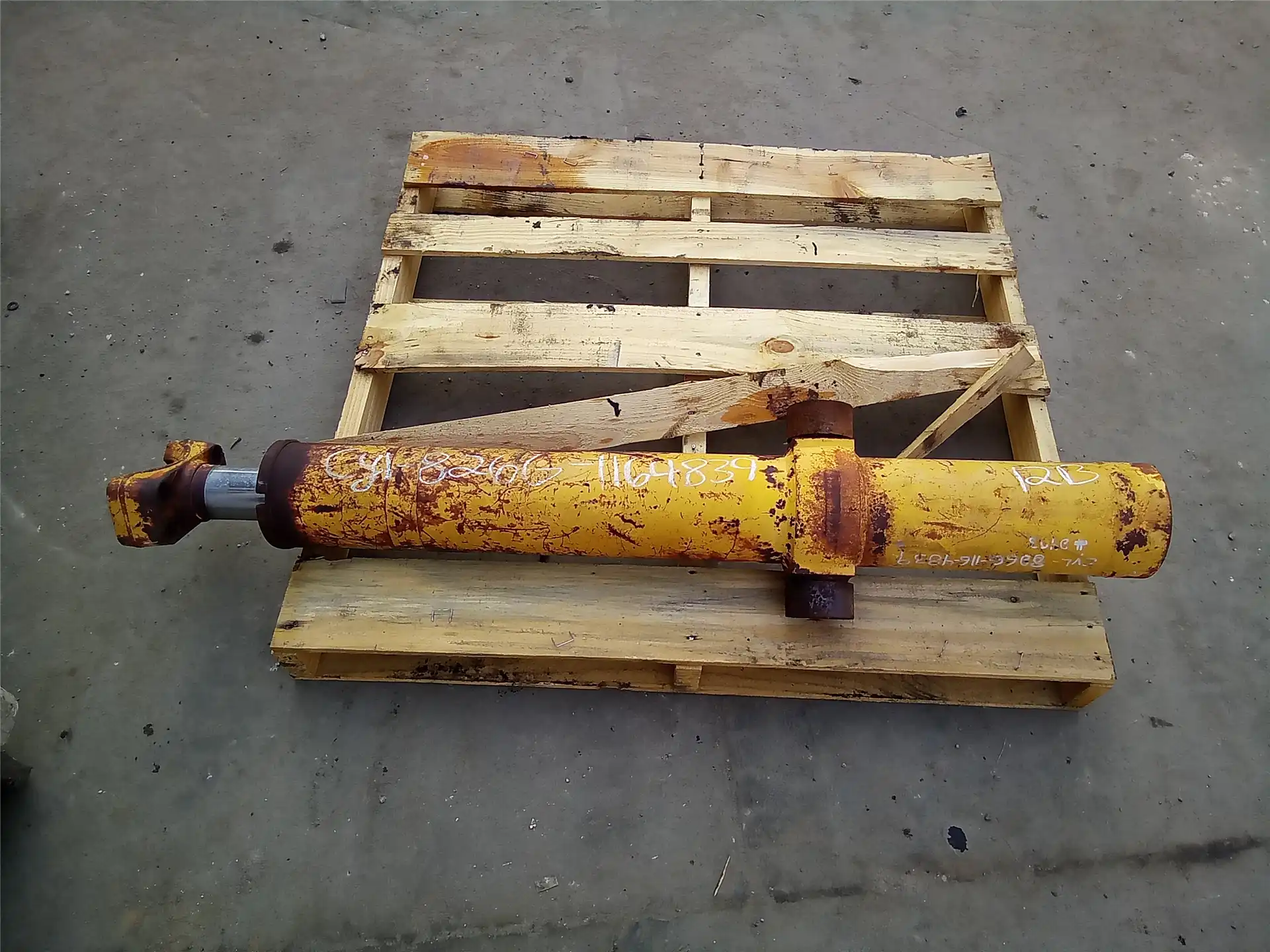 USED LIFT CYLINDER indicator image 1