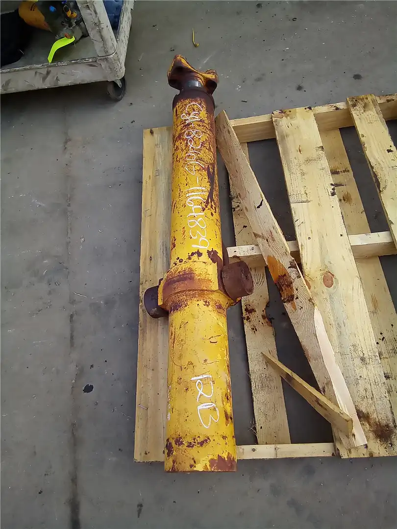 USED LIFT CYLINDER image 2