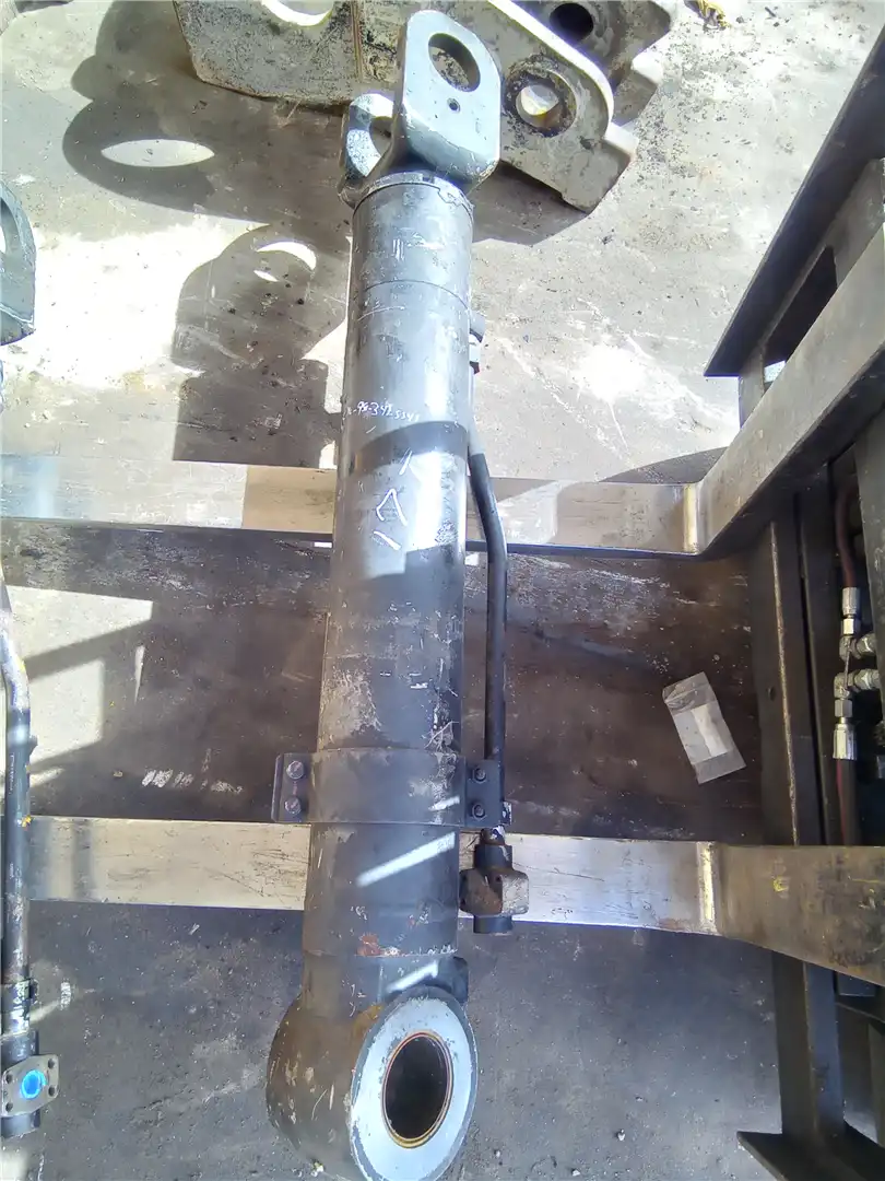 USED LIFT CYL image 2