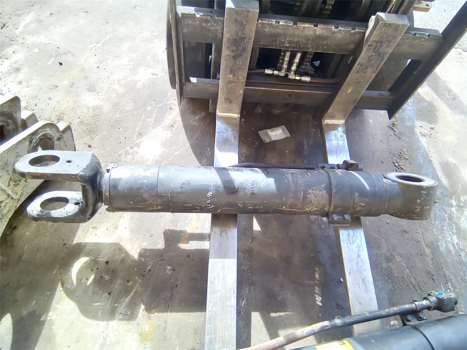 USED LIFT CYL image 3