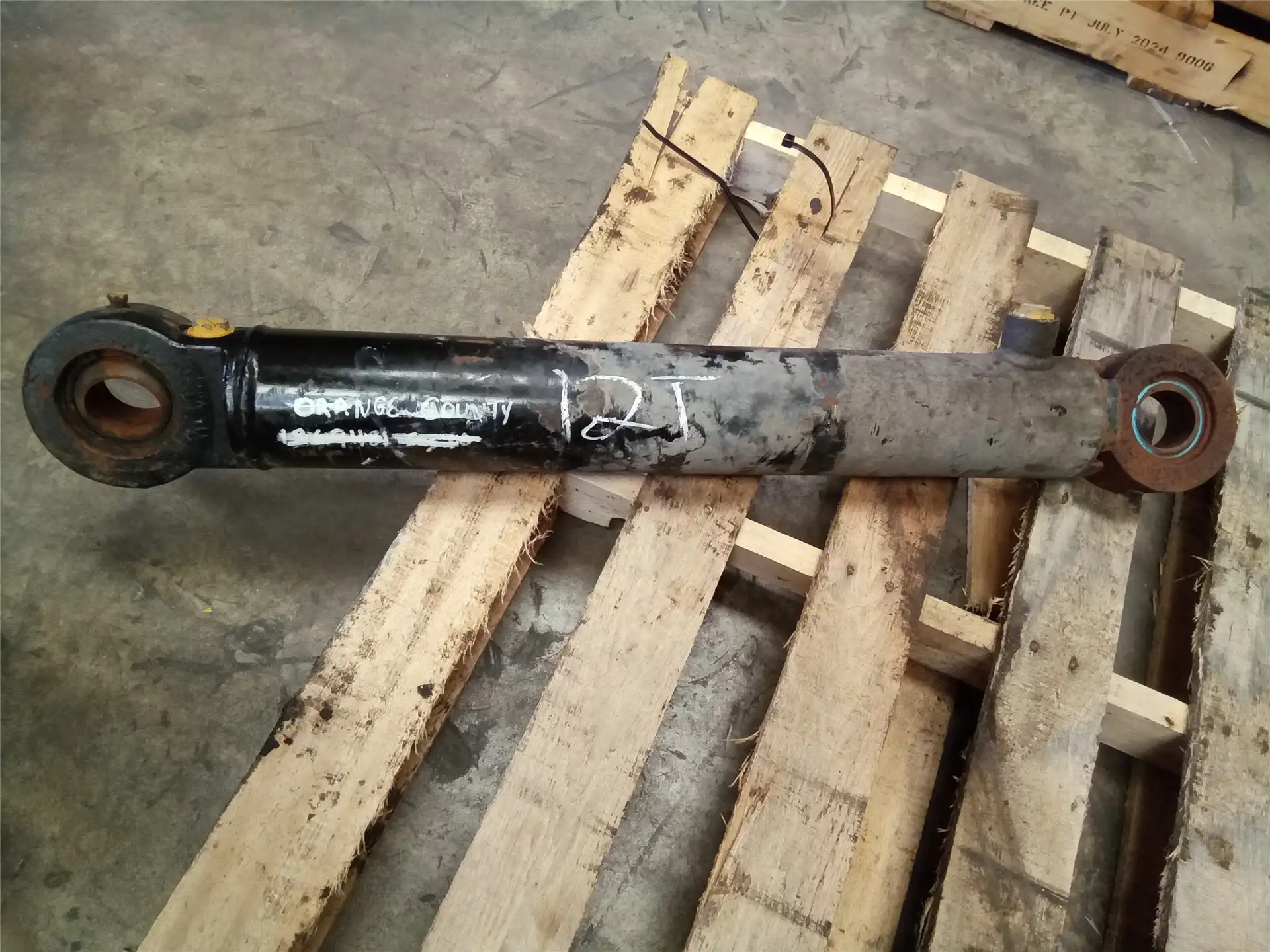 USED STEER CYLINDE image 2