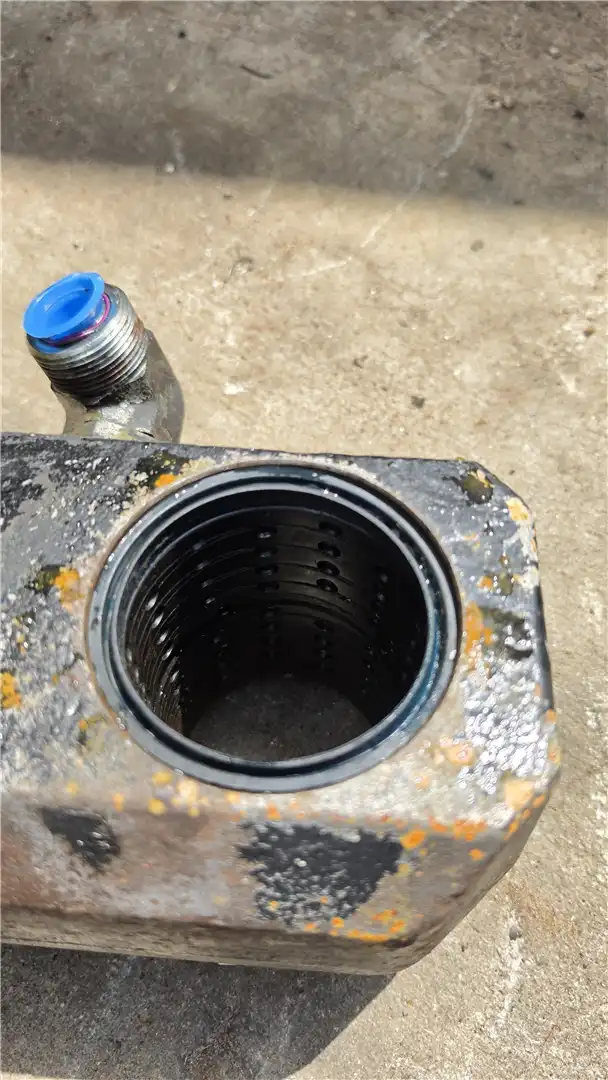 USED LIFT CYL image 2