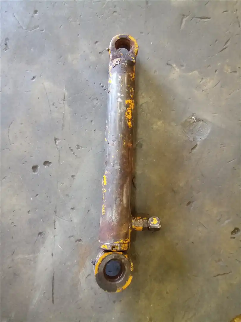 USED STEER CYLINDE image 2