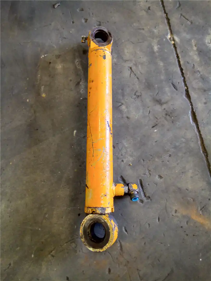 USED STEER CYLINDE image 3