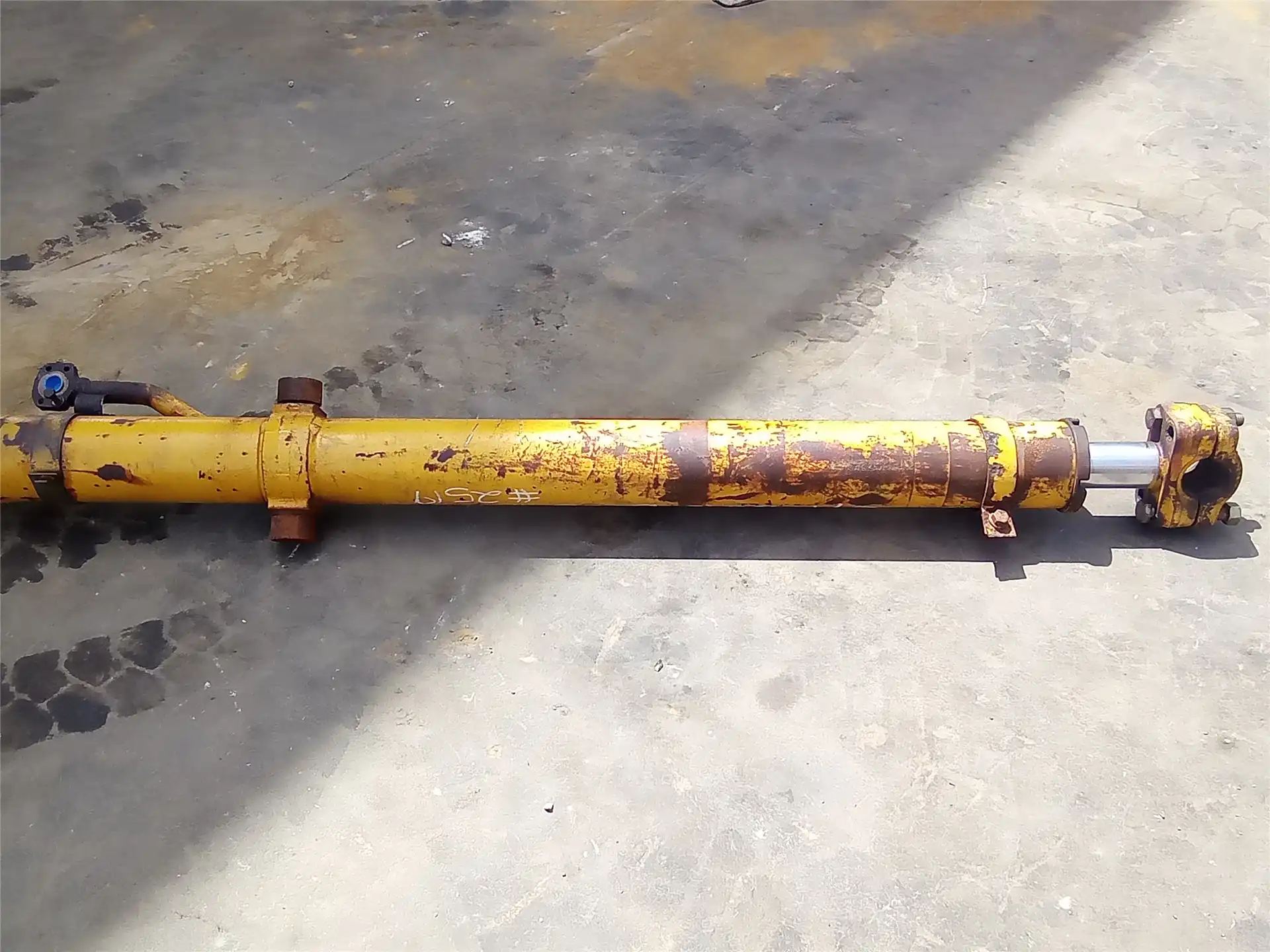 USED RH LIFT CYL image 2