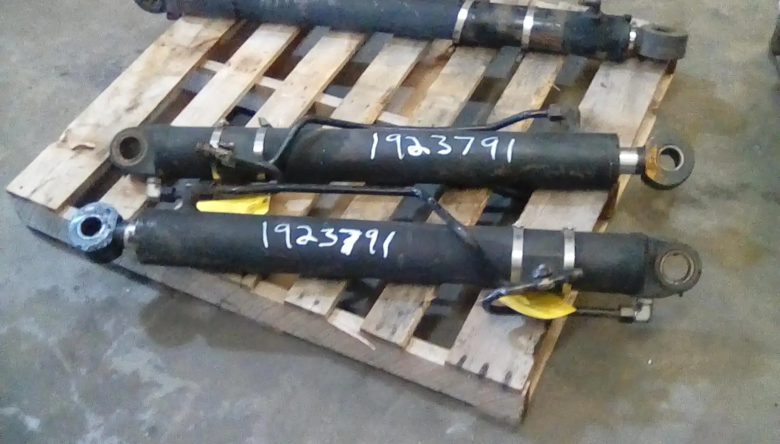 USED LIFT CYL image 2