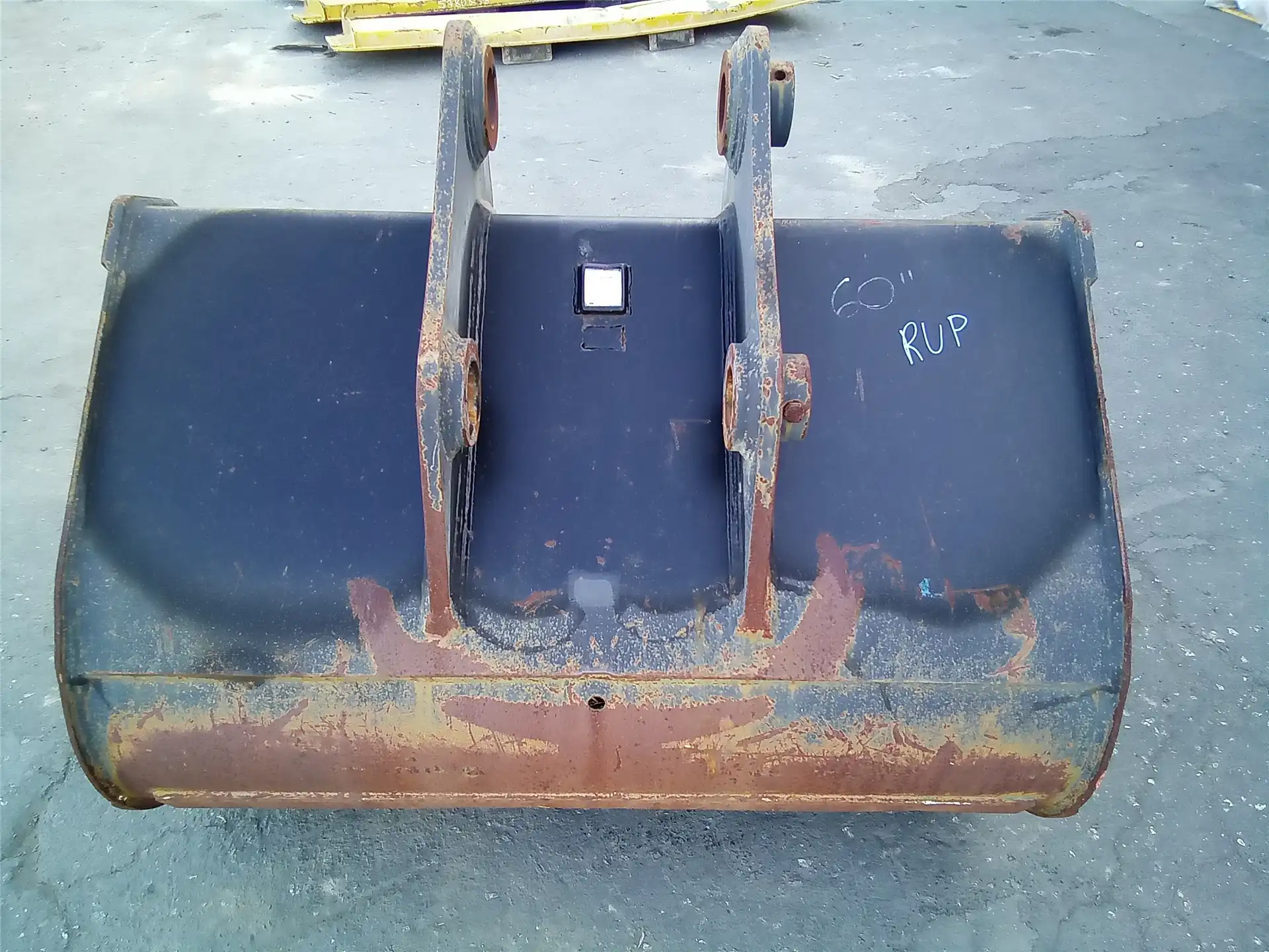 USED 60INCH BUCKET image 2