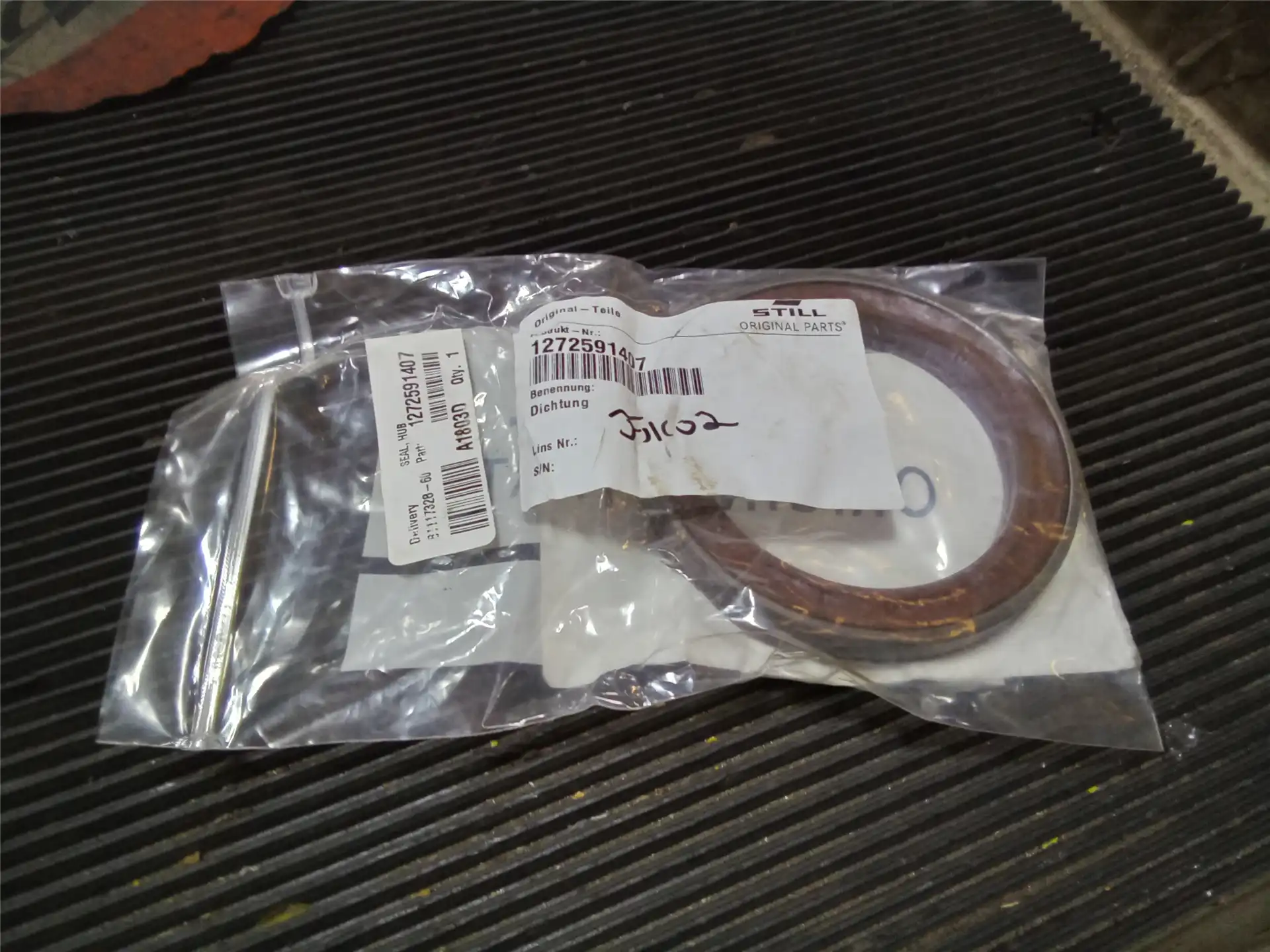 NEW HUB SEAL image 2
