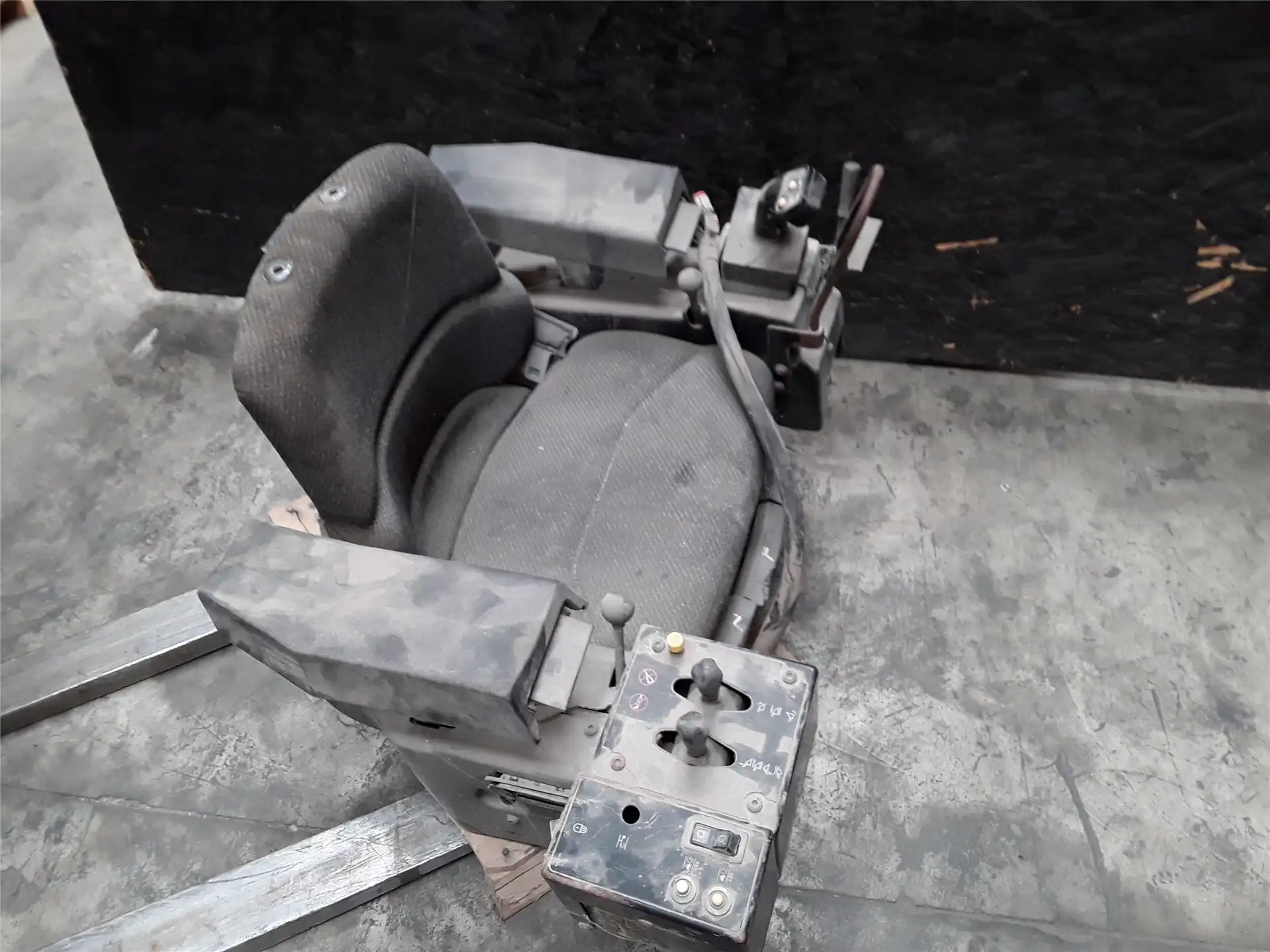 USED SEAT WITH CON indicator image 1