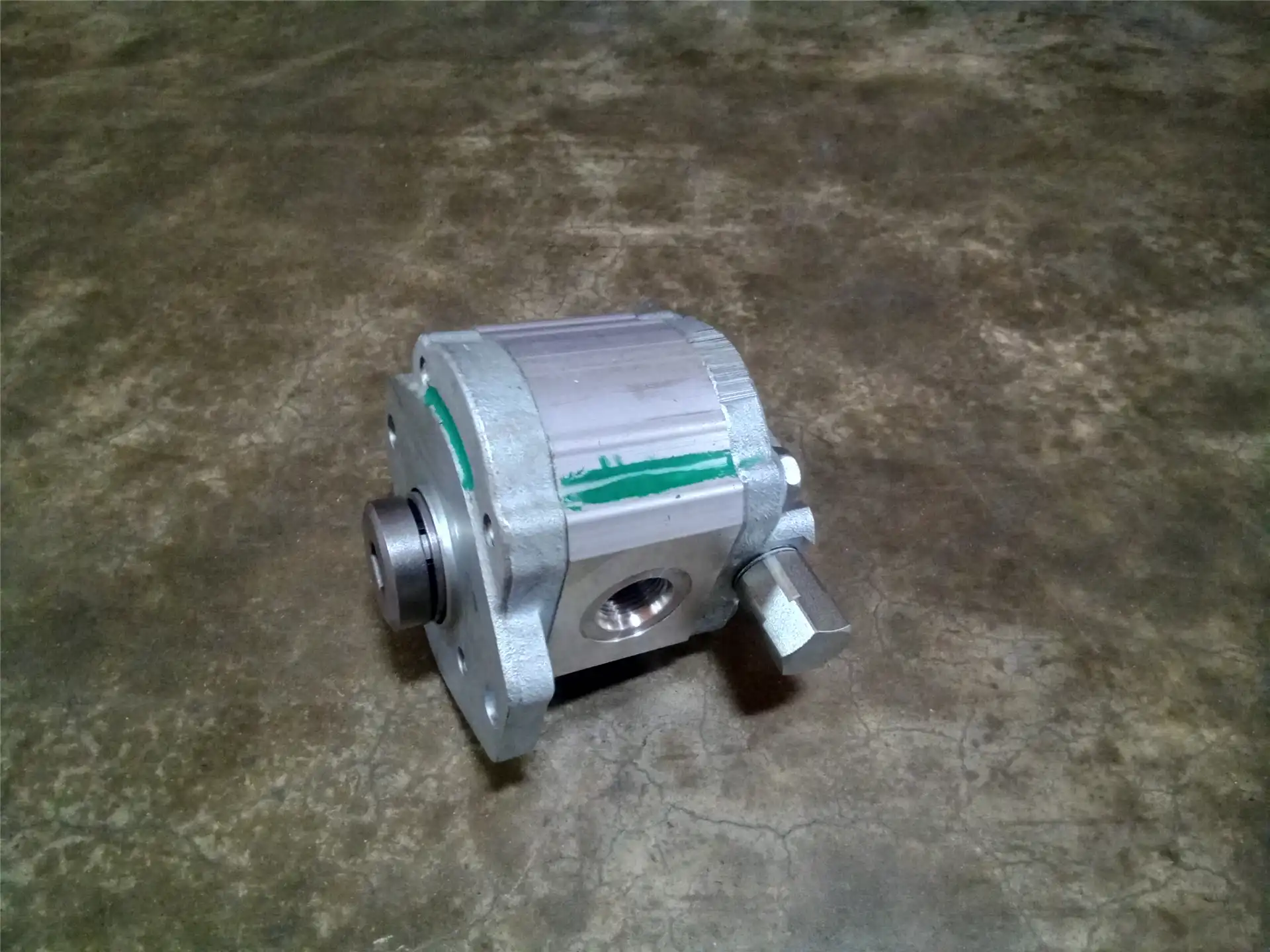 NEW HYD PUMP indicator image 1
