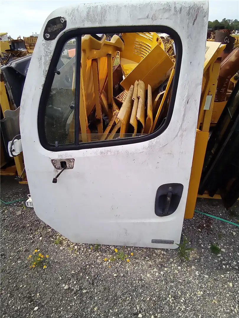 USED FREIGHTLINER image 2