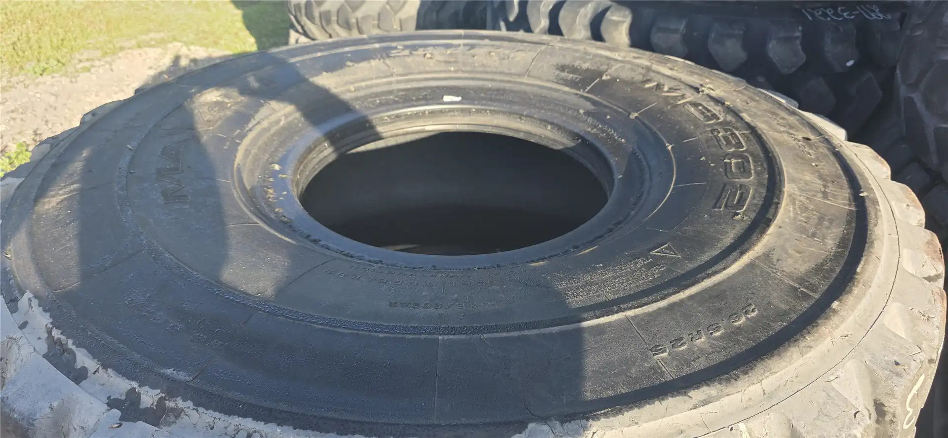 USED 26.5R25 TIRE image 2