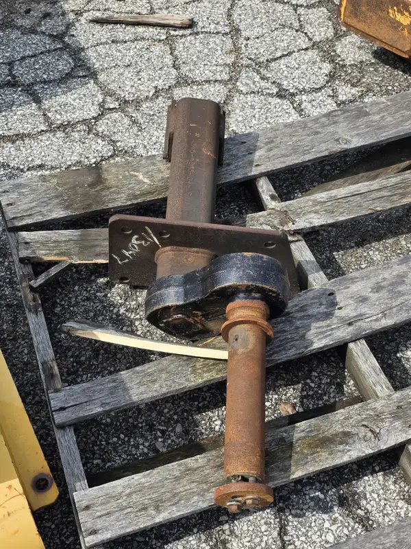 Axle LH Front image