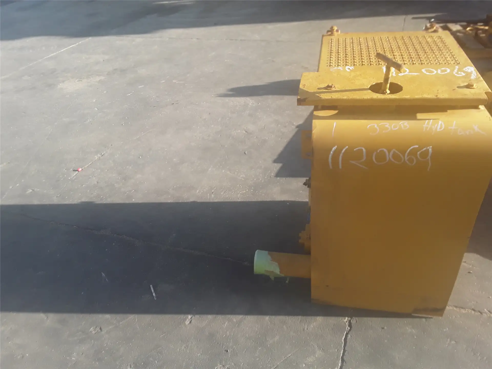USED HYD TANK image
