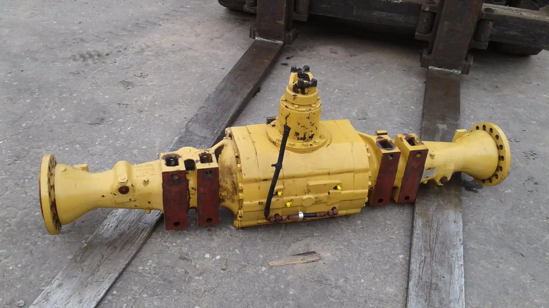 USED FRONT AXLE image